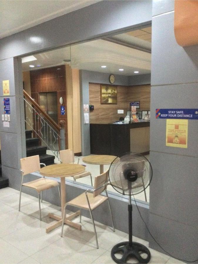 Oyo 817 Vista Apartelle マンダルヨン・シティ エクステリア 写真